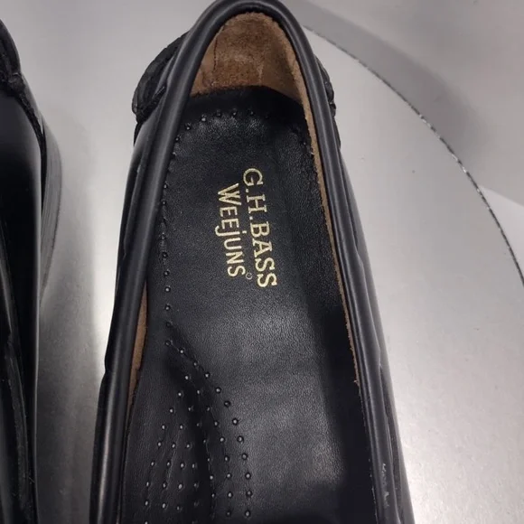 Bass Black and White Leather Loafers size 7 preOwned Exellent condition